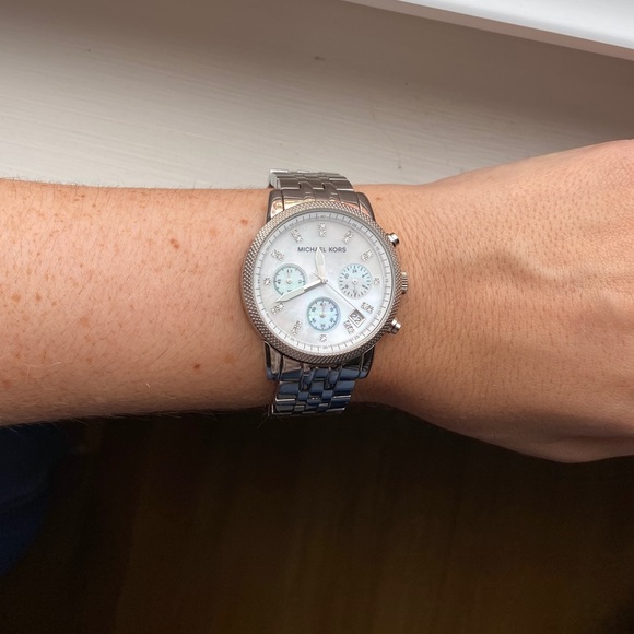 Michael Kors Silver Watch w box - Picture 8 of 8